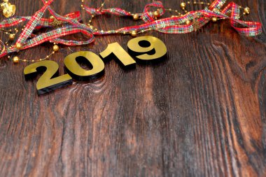 Mutlu yeni yıl 2019. Numarasına 2019 ahşap arka plan üzerinde sembol