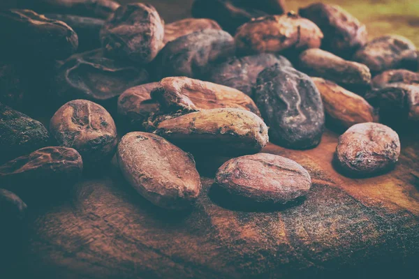木桌上的可可粉和咖啡豆 — 图库照片