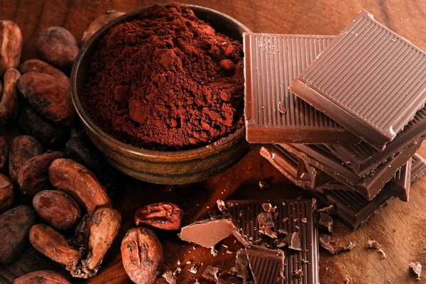 Sötét Csokoládé Kakaó Por Kávébab Tört Egy Fából Készült Asztal — Stock Fotó
