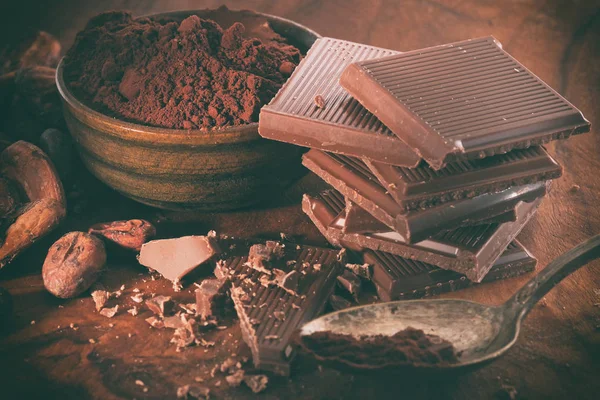 Donkere Chocolade Cacaopoeder Koffie Bonen Gebroken Een Houten Tafel — Stockfoto