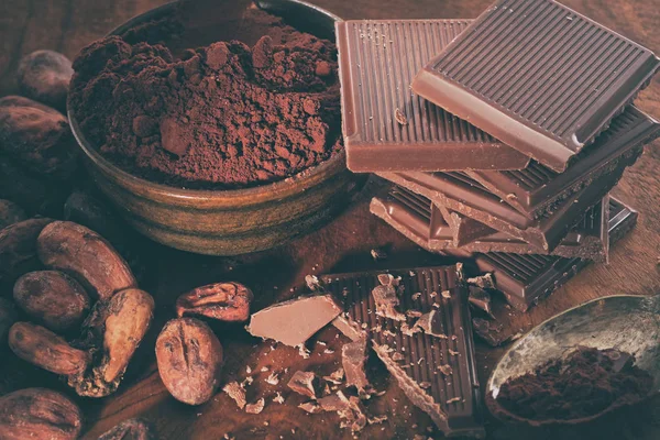 Chocolate Negro Roto Cacao Polvo Granos Café Una Mesa Madera — Foto de Stock