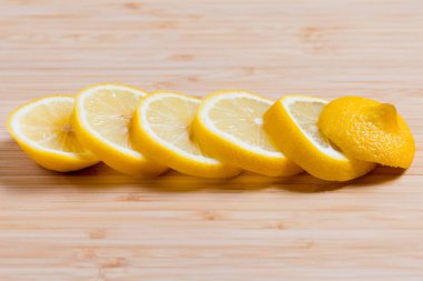 Eski ahşap masada taze sarı Limon dilimleri. 