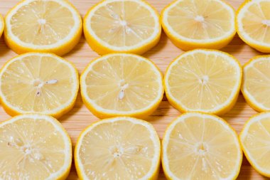 Eski ahşap masada taze sarı Limon dilimleri. 