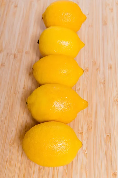 Limones amarillos frescos sobre fondo de madera . — Foto de Stock