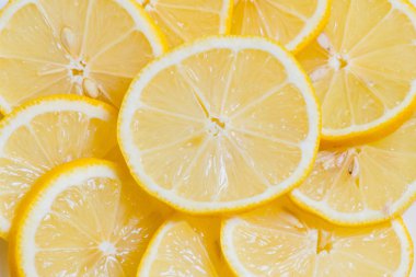 Ahşap bir arka plan üzerinde taze sarı limon dilimleri ... tatlı kireç, 