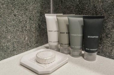 seyahat banyo malzemeleri ile toiletry çanta, hy küçük plastik şişeler