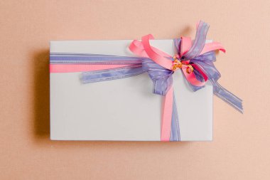 Lüks kutu pembe arka plan üzerinde mavi ve pembe kurdeleler ile bağlı