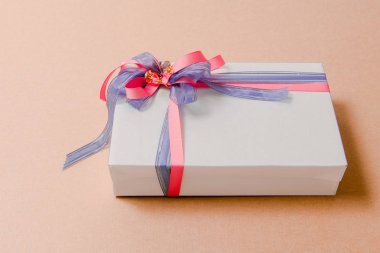 Lüks kutu pembe arka plan üzerinde mavi ve pembe kurdeleler ile bağlı