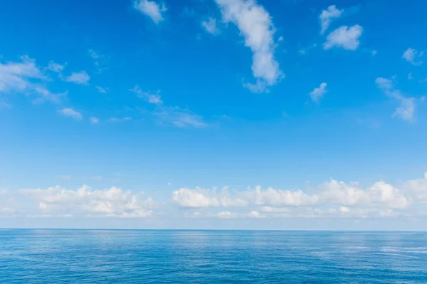 Oceano Pacífico - Vista do céu bonito com mar azul claro — Fotografia de Stock