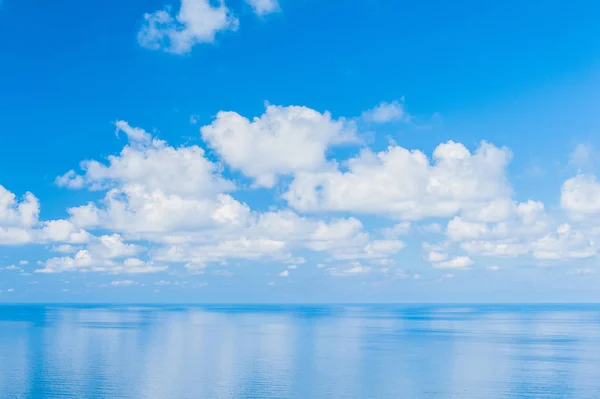 Tichý oceán-pohled na krásnou oblohu s jasným modrým mořem — Stock fotografie
