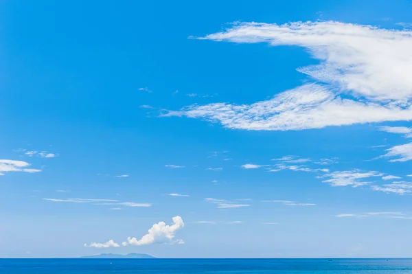 पॅसिफिक महासागर स्पष्ट निळा समुद्रासह सुंदर आकाशाचा दृश्य — स्टॉक फोटो, इमेज