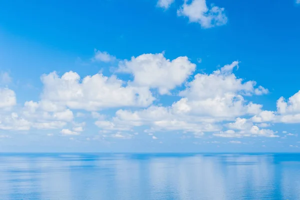 Pazifischer Ozean - Blick auf schönen Himmel mit klarem blauem Meer — Stockfoto