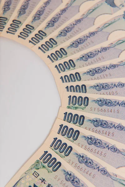 Yen japonês, 1000 ienes no fundo branco, moeda japonesa ye — Fotografia de Stock