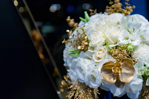 Exibição de decoração de casamento e festa (arco vermelho, buquê, flor b — Fotografia de Stock