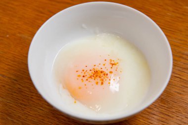 Yumuşak yumurta veya onsen yumurtası (onsen tamago, sıcak bahar yumurtası, Japon usulü )