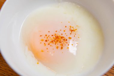 Yumuşak yumurta veya onsen yumurtası (onsen tamago, sıcak bahar yumurtası, Japon usulü )