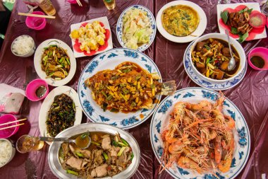 Masada Tayvan mutfağı (kızarmış balık, ızgara karides, kızarmış istiridye, kızarmış karides, sahanda yumurta, vs..)