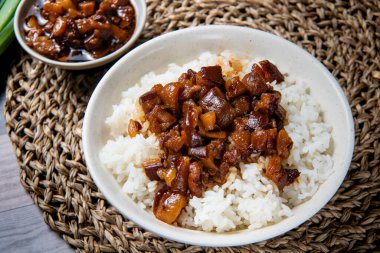 Pirinçte haşlanmış domuz eti, pirincin üzerinde turşu ve turşu ile servis edilir (kıymalı domuz pirinci).)