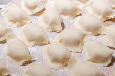 Kaynamış hamur köftesi Çin mantısı ya da kaynar suda haşlanmış mısır cipsidir. Hamur köftesi bir hamurdur ve dolgu malzemesine sarılıdır.. 