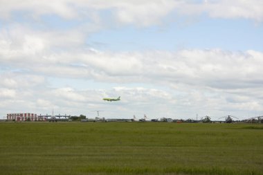 Havaalanı, helikopterler ve uçaklar var.