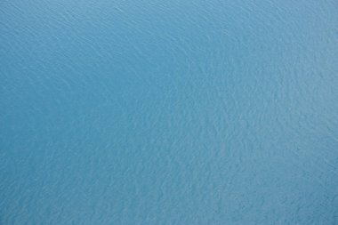 Masmavi deniz suyu, küçük dalgalar. Güzel soyut backgrou