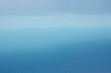 T üzerinde küçük dalgalar ile denizin arka plan masmavi genişlik