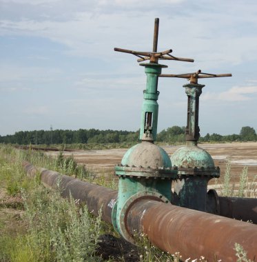 Açık havada atık borular için iki büyük vanalar. Güneşli gün, Blu