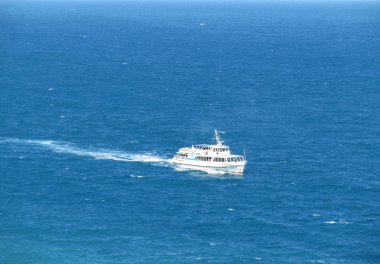 Mavi denizde yelken beyaz gemi