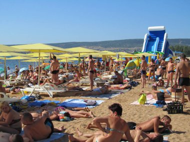 Kırım, Feodosia, Temmuz 28, 2012. Şehir Plajı. Şezlonglar, şemsiyeler