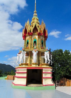 15 Kasım 2013 Tayland, parlak bir Budist tapınağı 