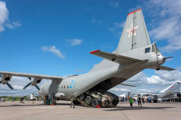 An armored personnel carrier leaves a large military transport aircraft — Stock Photo, Image