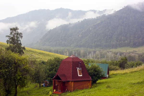 Berglandschap, Rusland, Altai, een huis in de bergen — Stockfoto