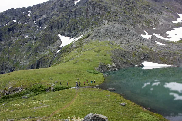 Güzel bir turkuaz dağ gölü, kar ve buz yansıtılır — Stok fotoğraf