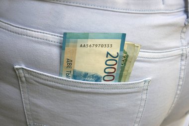 İki bin ve bin Rus rublesi sopa banknotlar 