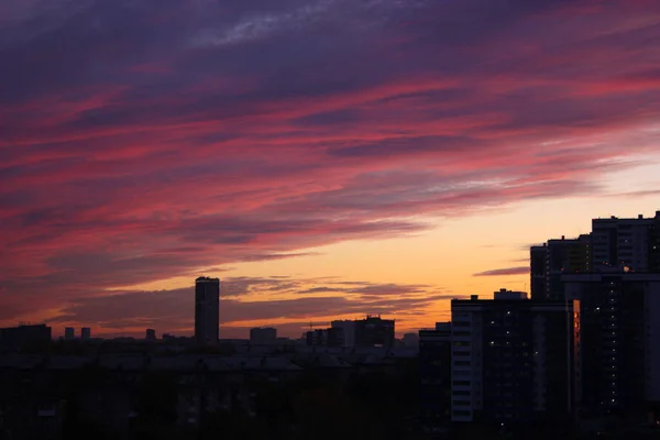 Beautiful sunrise in the city. Large, high-rise buildings — Stock Photo, Image