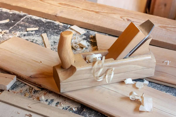 Vieja junta de madera y afeitarse en una tabla cepillada. Primer plano. — Foto de Stock
