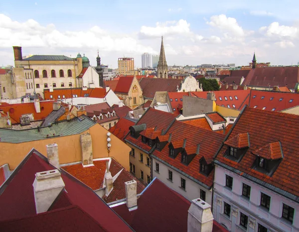 Bratislava, Slovakya eski şehrin en iyi manzarası. Güzel çatılar. 