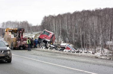 Bir kamyonla trafik kazası. Kaygan yolda bir kamyonet kontrolünü kaybetti.