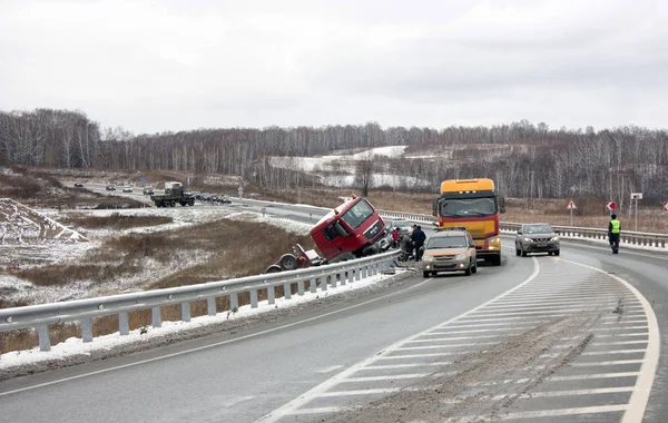 Trafik kazası, kamyon kazası. Kamyon yoldan çıktı.