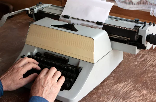 Máquina Escrever Vintage Fica Uma Mesa Madeira Velha Escritor Imprime — Fotografia de Stock