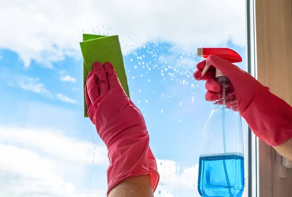 Πλένω Παράθυρα Ένας Καθαριστής Ροζ Λαστιχένια Γάντια Βάζει Έναν Υαλοκαθαριστήρα — Φωτογραφία Αρχείου