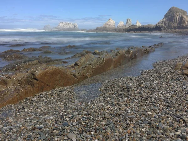 Praia de seixos debaixo do penhasco. Gairua, Astúrias, Espanha — Fotografia de Stock