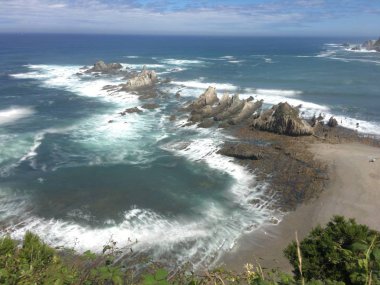 Uçurumun altında çakıl plajı. Gairua, Asturias, İspanya