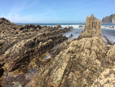 Uçurumun altında çakıl plajı. Gairua, Asturias, İspanya