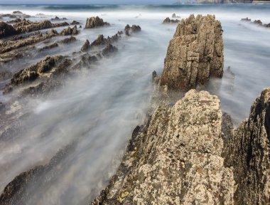 Uçurumun altında çakıl plajı. Gairua, Asturias, İspanya