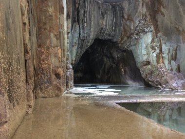 Uçurumun altında çakıl plajı. Gairua, Asturias, İspanya