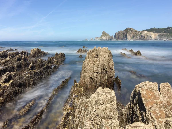 Praia de seixos debaixo do penhasco. Gairua, Astúrias, Espanha — Fotografia de Stock