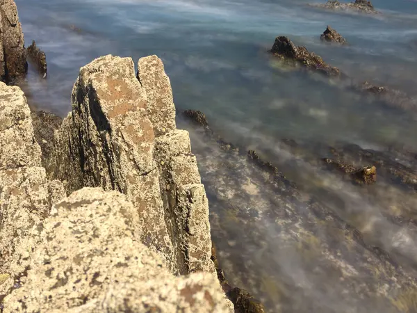 Praia de seixos debaixo do penhasco. Gairua, Astúrias, Espanha — Fotografia de Stock