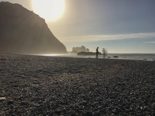 Oblázková pláž pod útesem. Gairua, Asturias, Španělsko — Stock fotografie