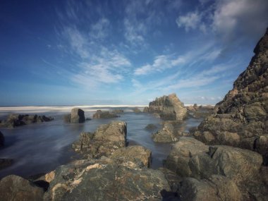 Sahilde mahsur kalan sandıklar